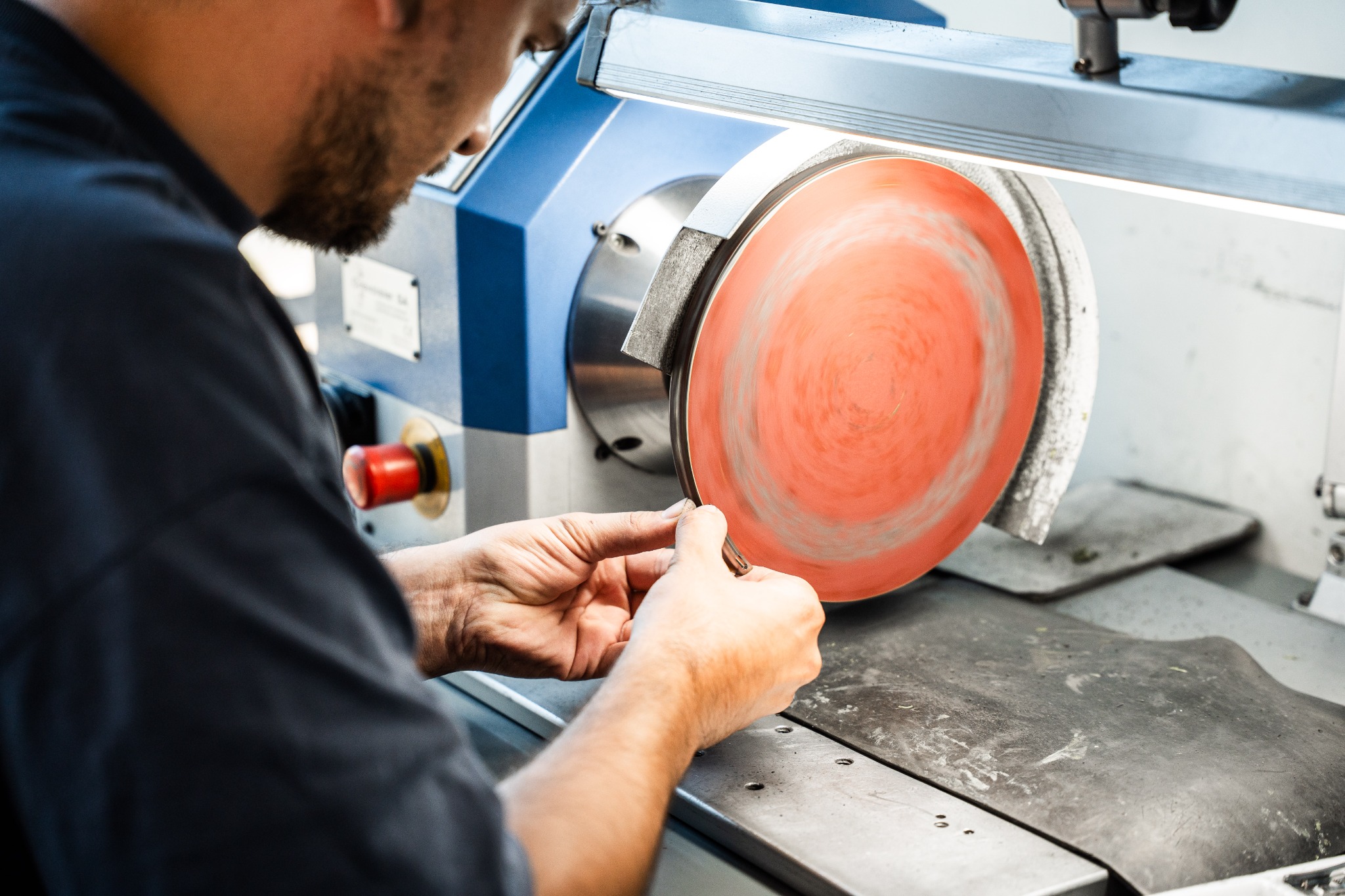 Travail de finition d’une pièce en atelier